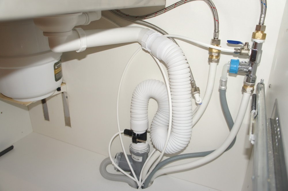 conectar a máquina de lavar louça ao abastecimento de água