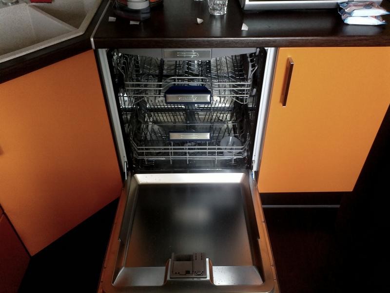 instalar a máquina de lavar louça no armário