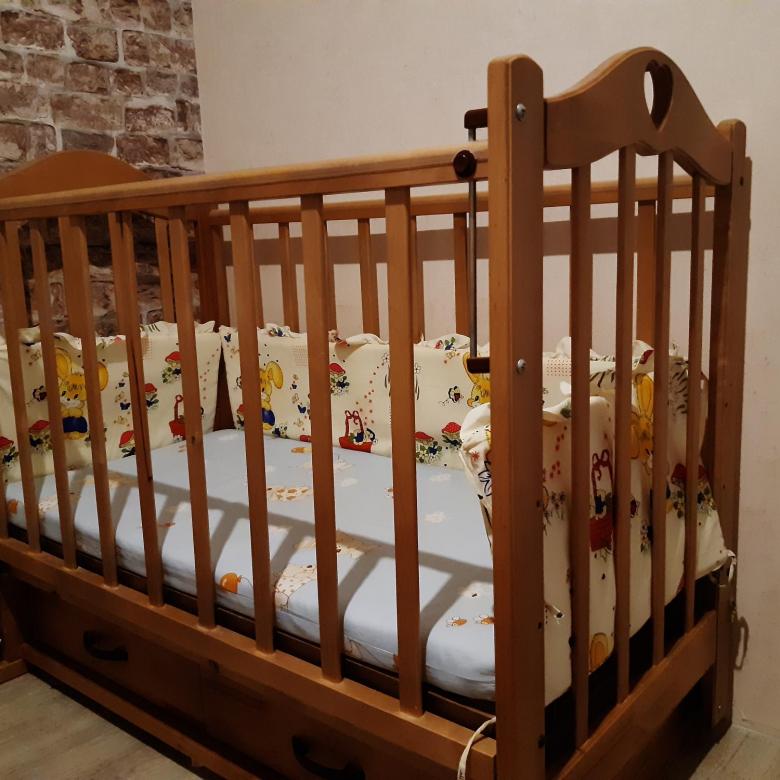 device of a baby in a crib with a pendulum