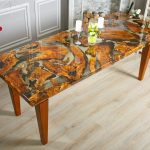 table basse de couleur avec coupe à la scie