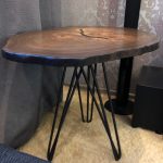 vieille table haute avec une coupe de scie