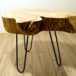table avec coupe à la scie sur pieds en métal