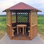 petite table ronde dans le gazebo