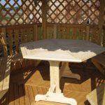 table ronde blanche dans le gazebo
