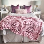 grand couvre-lit en tricot rose