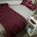 couvre-lit en tricot bordeaux