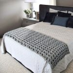 petit couvre-lit en tricot gris