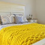 couvre-lit en tricot jaune