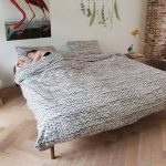 grand plaid gris au lit