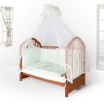 kinderhemel met houten bed