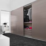 Einbauschrank mit Spanndeckenübersicht