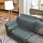 couvre-lit en tricot gris