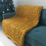 couvre-lit en tricot moutarde
