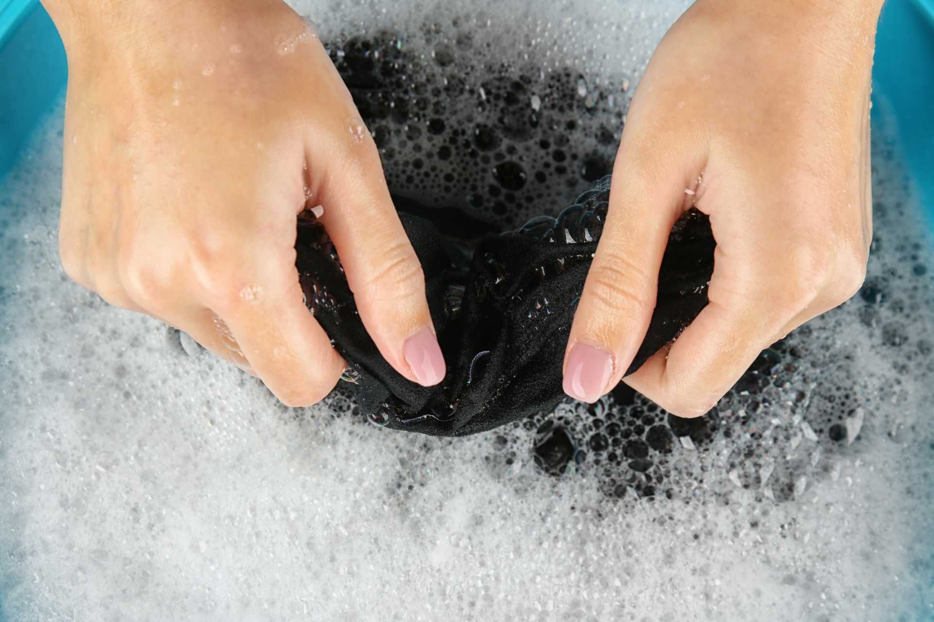 comment enlever le fond de teint des vêtements foncés