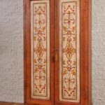 armoire de découpage avec ornement