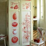 armoire de découpage avec des tomates