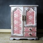 Cabinet de découpage dessin rouge