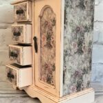 armoire à découpage vintage