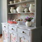 armoire de découpage avec vases