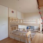 stapelbed in het midden van de kamer