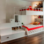 stapelbed met rood