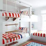 stapelbed met rode streep