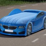 Babybett-Auto blau unterwegs