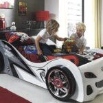 Babybett mit Kindern