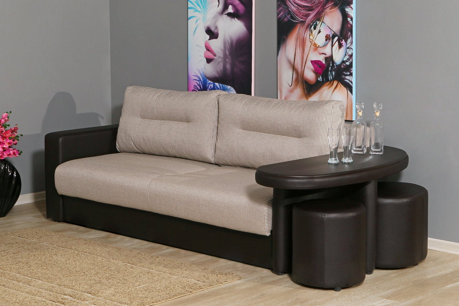 sofa dengan bahagian atas meja di tempat letak tangan
