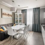 cuisine 12 m avec canapé et rideaux