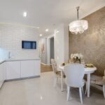 mur près de la table dans les types de décor de cuisine