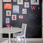 mur près de la table dans le décor photo de la cuisine