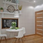 mur près de la table dans le décor photo de la cuisine