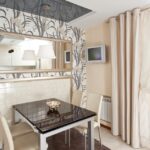 mur près de la table dans la photo de l'intérieur de la cuisine