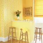 mur près de la table dans les idées d'intérieur de cuisine