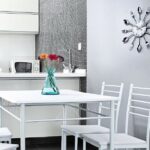 mur près de la table dans les options d'idées de cuisine