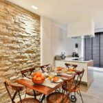 mur près de la table dans la photo de conception de cuisine