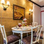 mur près de la table dans la conception de photo de cuisine