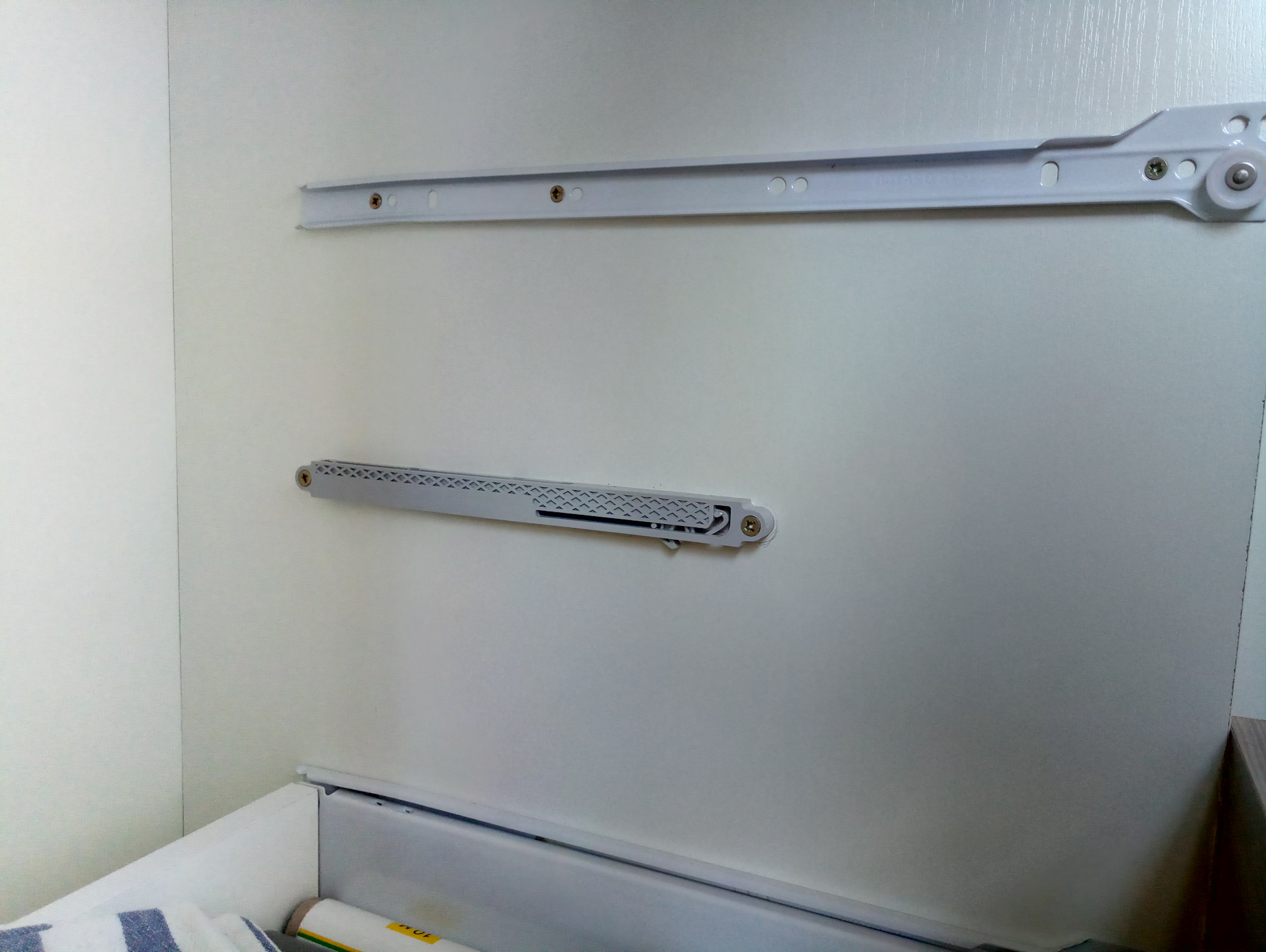 installation de ferrures pour tiroirs