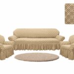 couverture euro beige sur un canapé avec une jupe