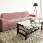 canapé trois places dans une housse