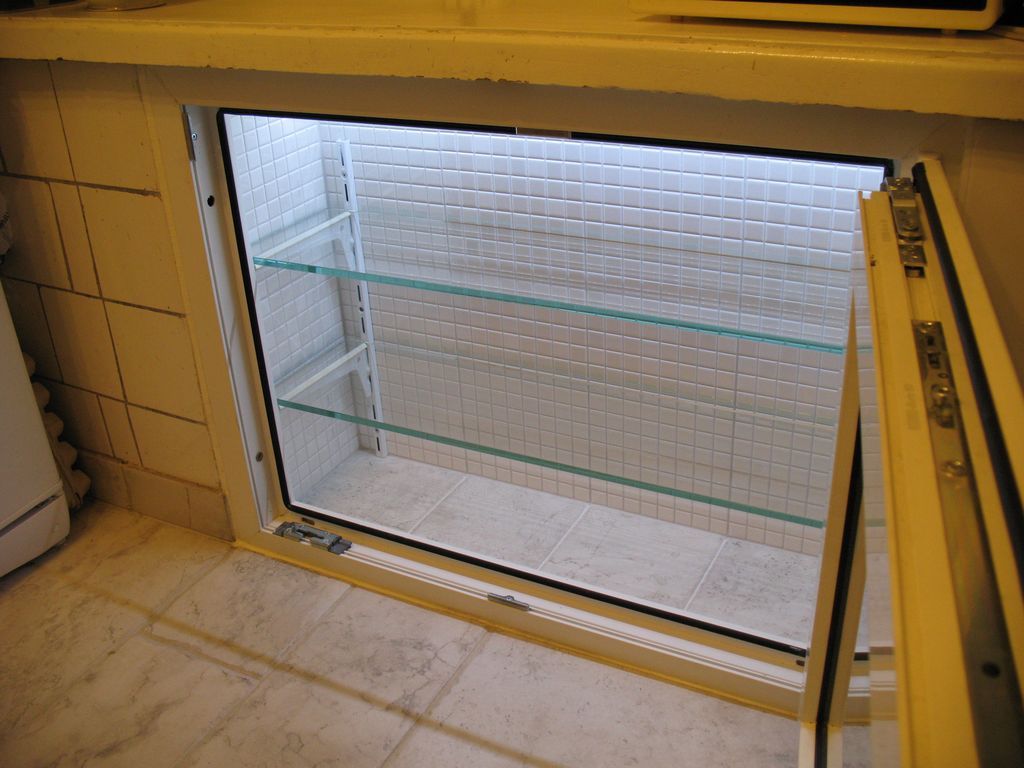 Kühlschrank unter dem Fenster