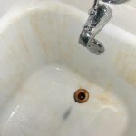 limas pada tab mandi