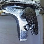 limescale di bilik mandi pada pengadun