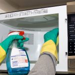 Comment nettoyer le micro-ondes à l'intérieur