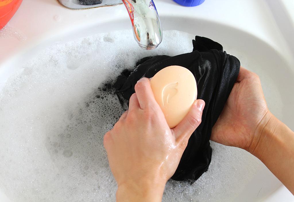 enlever les taches de fond de teint