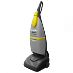 nettoyer le sol avec un aspirateur