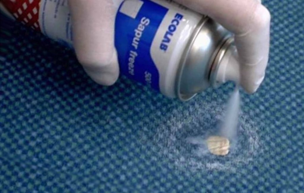 nettoyer les vêtements en mousse de polyuréthane