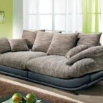 divano grigio semicircolare