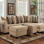 divano beige con pouf